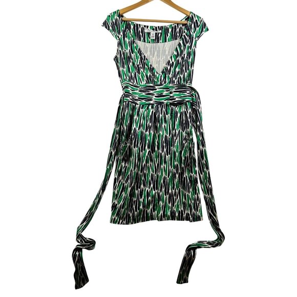 Diane von Furstenberg 100% Silk Modern Wrap Dress Sz 4 Green Abstract Ikat Print - Picture 9 of 10